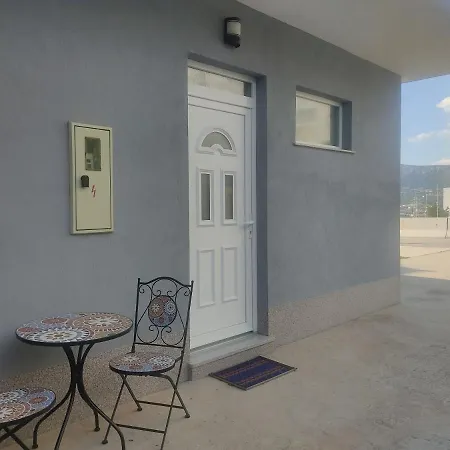 Gogo, Free Parking, Self Check-in Split