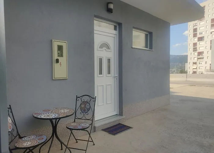 Gogo, Free Parking, Self Check-in Split