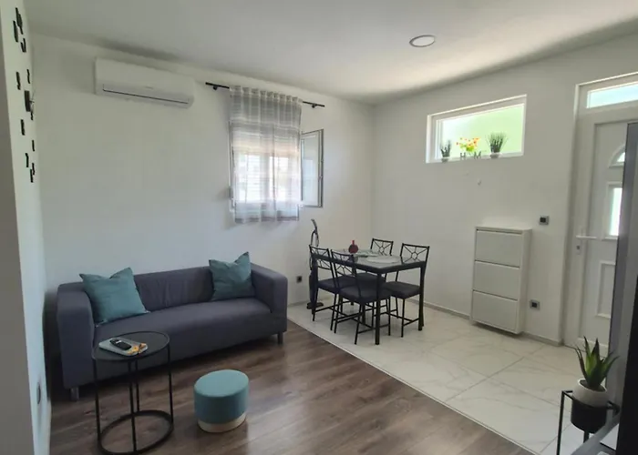 Gogo, Free Parking, Self Check-in