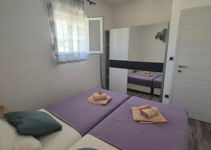 Gogo, Free Parking, Self Check-in *